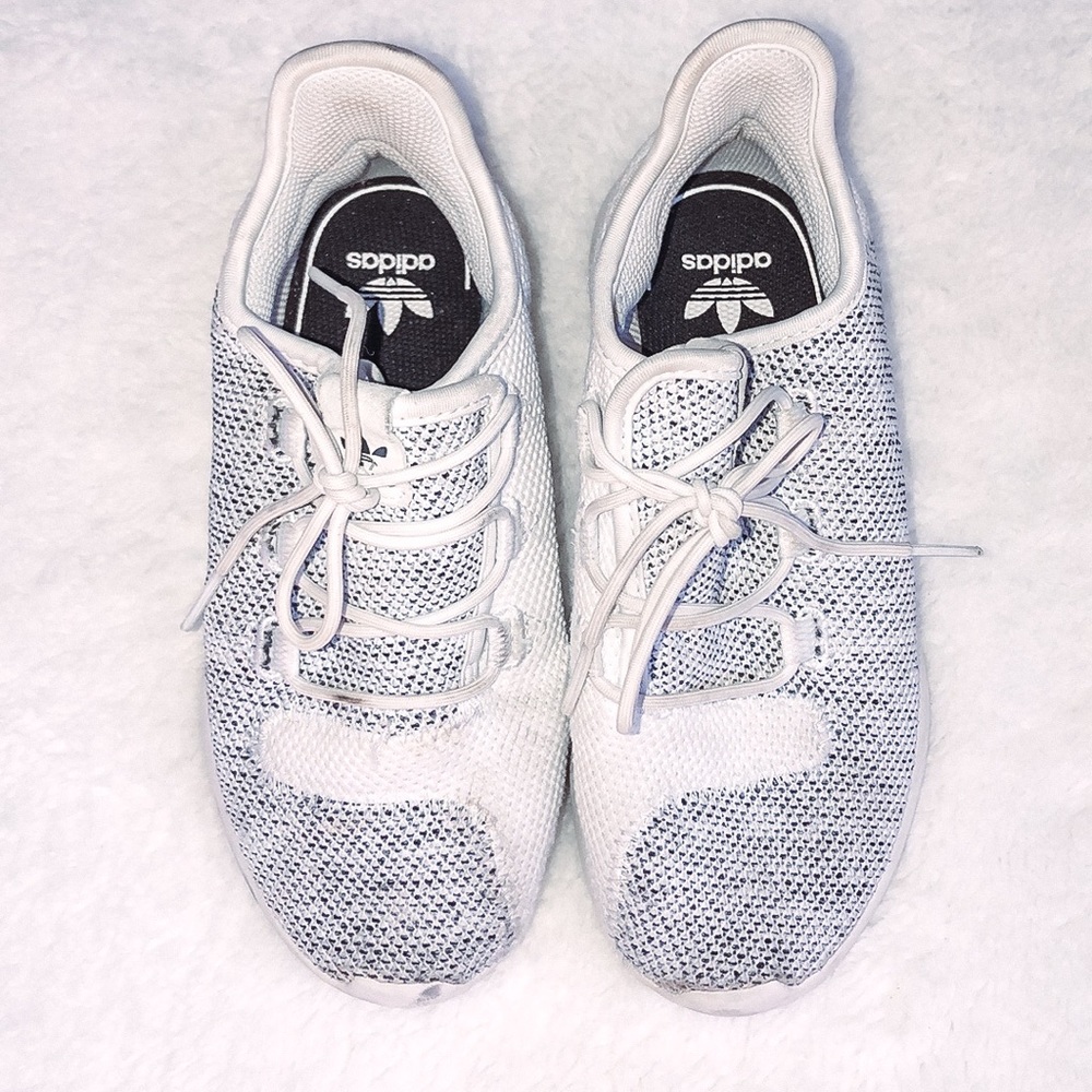 Tennis shoes